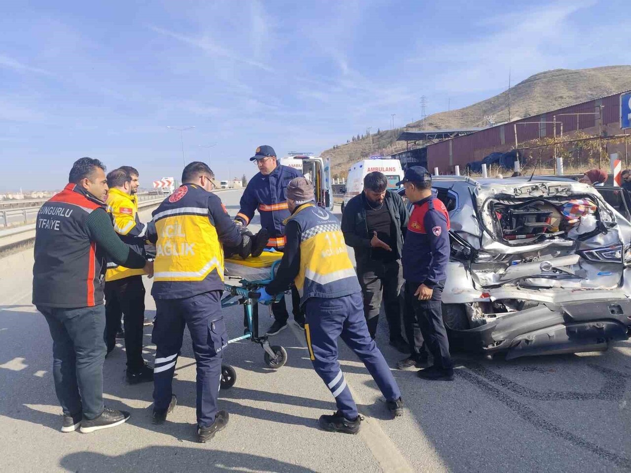 ÇORUM’UN SUNGURLU İLÇESİNDE CİP İLE HAFRİYAT KAMYONUNUN ÇARPIŞMASI NETİCESİNDE 5 KİŞİ...