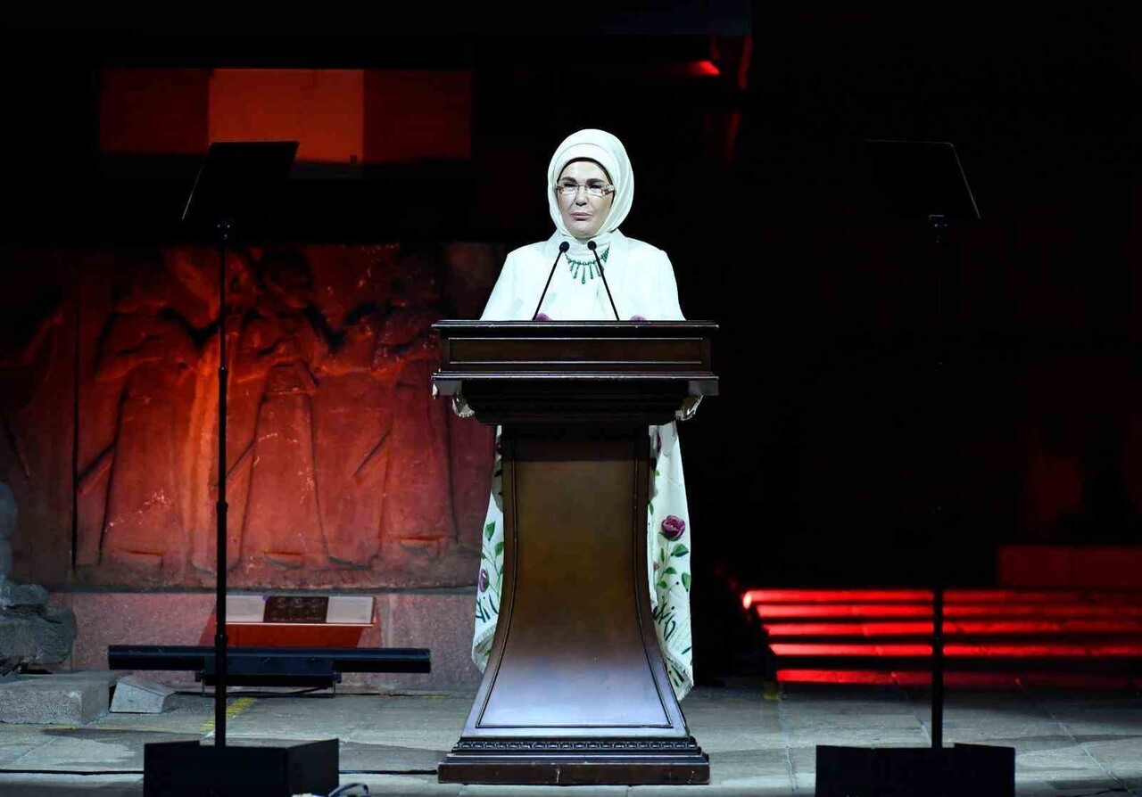 CUMHURBAŞKANI RECEP TAYYİP ERDOĞAN'IN EŞİ EMİNE ERDOĞAN, SOF KUMAŞIN DESENLERİNDEKİ ZEVKİSELİM VE...