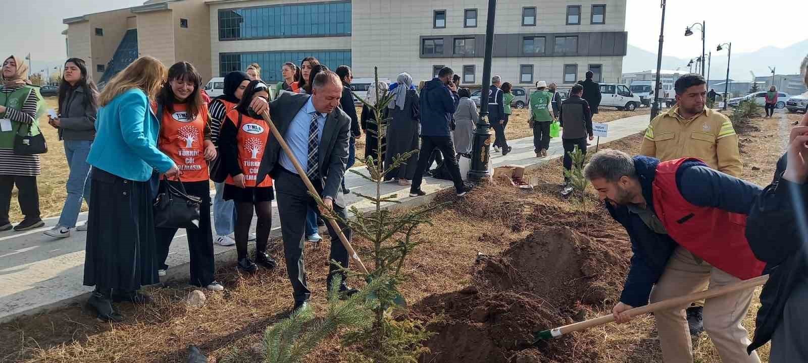 CUMHURBAŞKANI RECEP TAYYİP ERDOĞAN ÖNCÜLÜĞÜNDE 11 KASIM MİLLİ AĞAÇLANDIRMA GÜNÜNDE, ERZURUM...