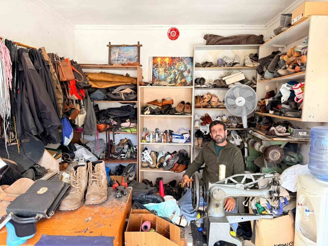 DATÇA’DA 26 YILDIR AYAKKABI TAMİRCİLİĞİ YAPIYOR