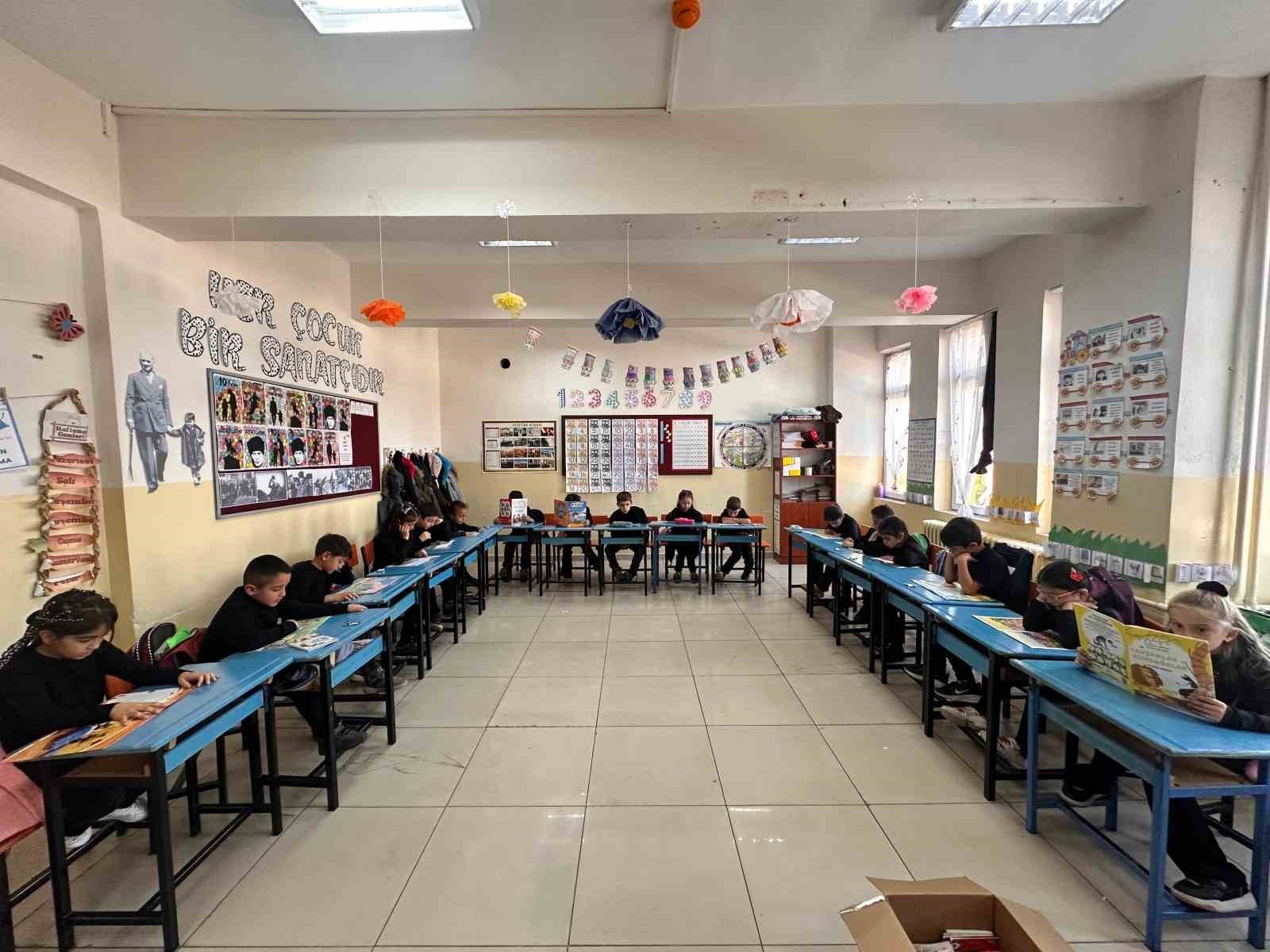 DEMİRKENT TOKİ ÖĞRENCİLERİNDEN 29 EKİM İLKOKULU’NA KİTAP KARDEŞLİĞİ