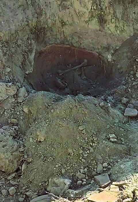 DENİZLİ'NİN ACIPAYAM İLÇESİNDE, SU BORUSU DÖŞEMEK İÇİN AÇILAN ÇUKURDA BULUNAN TOPRAK TÜPTEN İNSANA...