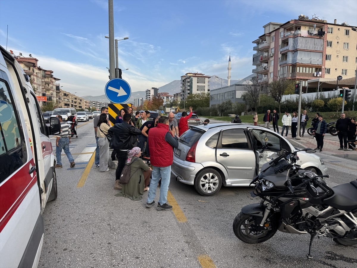 Denizli'nin Pamukkale ilçesinde otomobille motosikletin çarpıştığı kazada 4 kişi yaralandı....