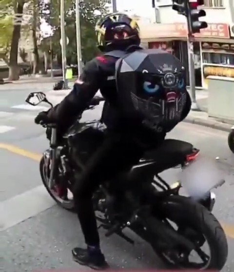 DENİZLİ’DE CEZA YEMEMEK İÇİN YAPTIĞI DÜZENEKLE GİZLENEBİLEN PLAKA YAPAN MOTOSİKLET SÜRÜCÜNÜN...