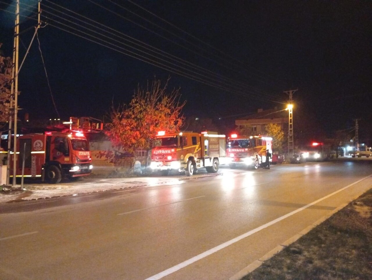 DENİZLİ’DE EVDE ÇIKAN YANGIN İTFAİYE EKİPLERİNİN MÜDAHALESİYLE KISA SÜREDE KONTROL ALTINA...