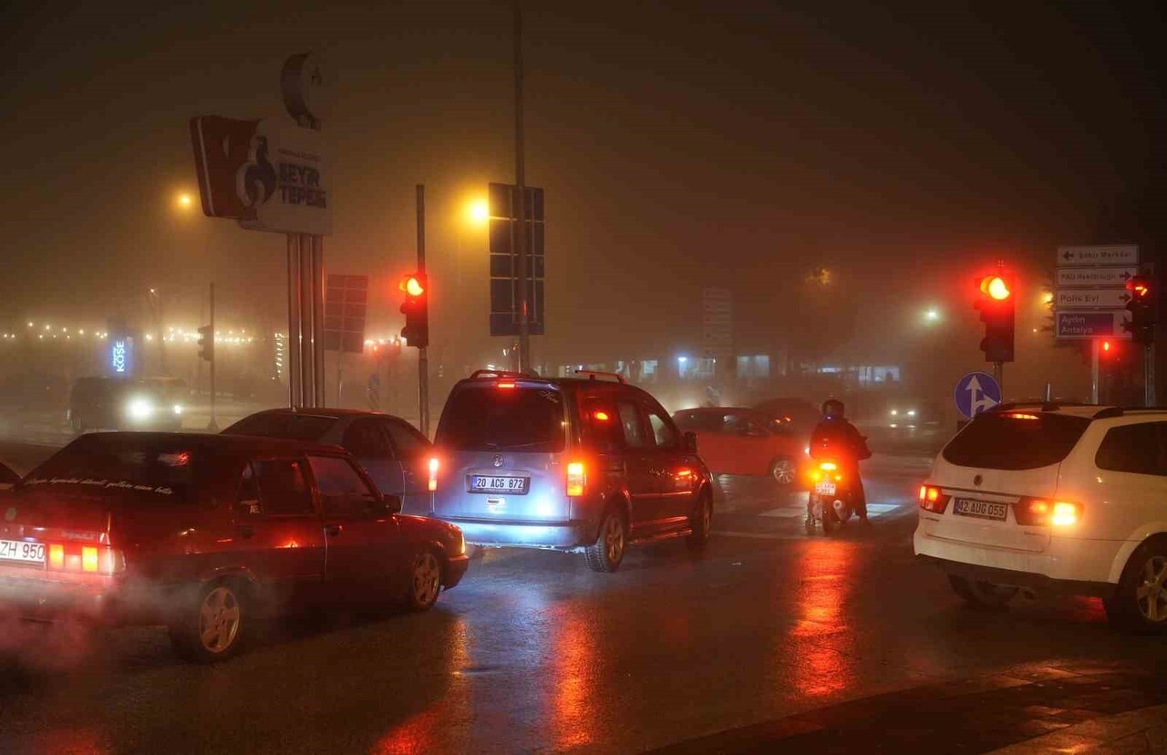 DENİZLİ’DE SABAHTAN AKŞAMA KADAR ŞİDDETLİ YAĞIŞIN ARDINDAN ETKİLİ OLAN SİS, KENTİN TAMAMINI ETKİSİ...