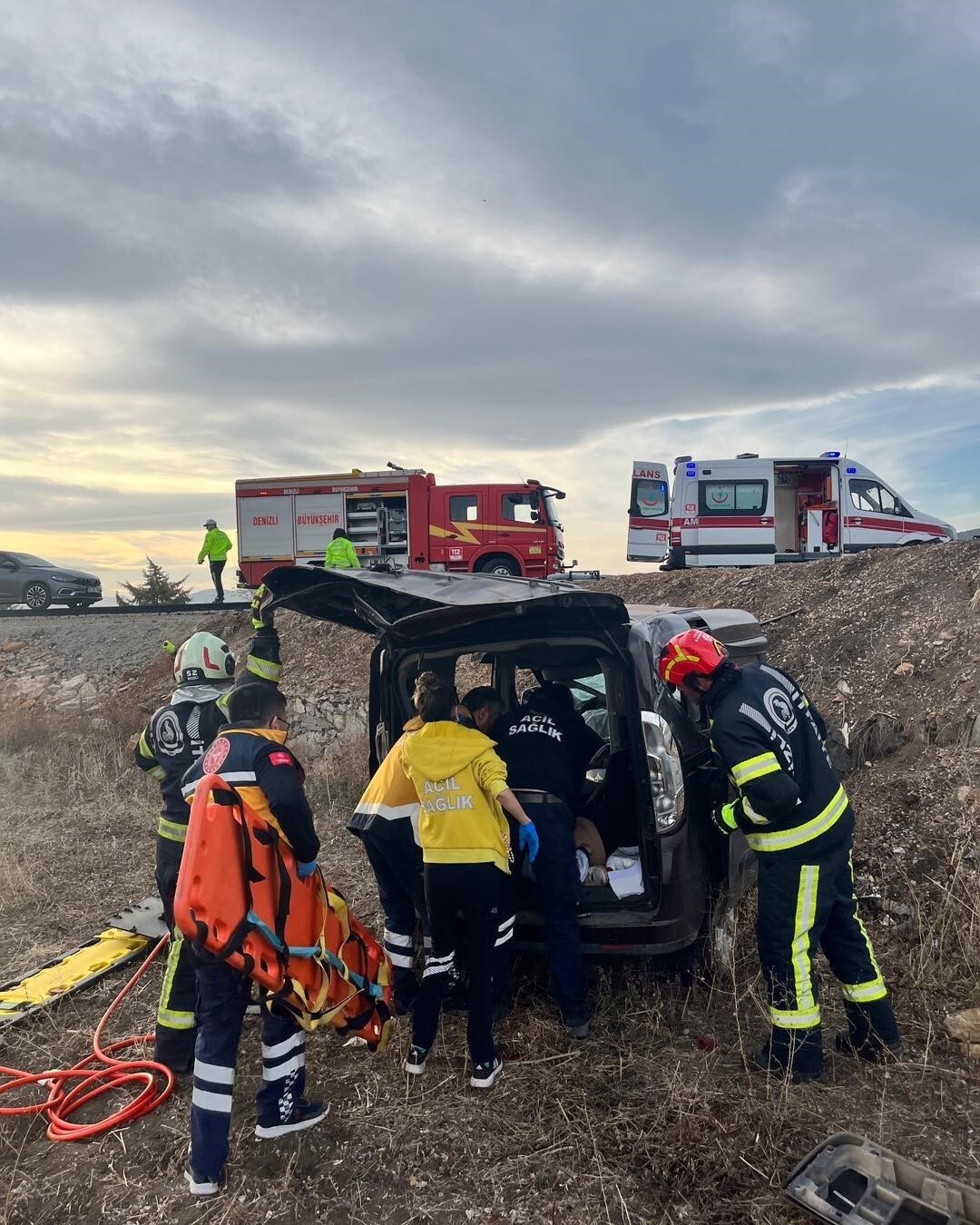 DENİZLİ’DE SEYİR HALİNDEKİ OTOMOBİL DİREKSİYON HAKİMİYETİNİ KAYBETMESİ SONUCU YOL KENARINDAN...