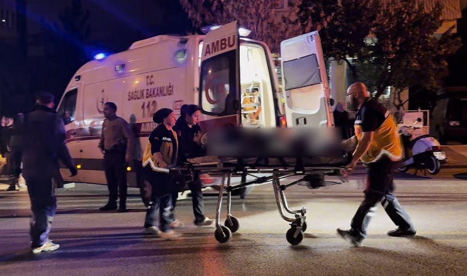 DENİZLİ’DE YOL KENARINDA DURAKSAYAN OTOMOBİL KONTROLSÜZ ŞEKİLDE ÇIKMASI SONUCU MOTOSİKLET İLE...