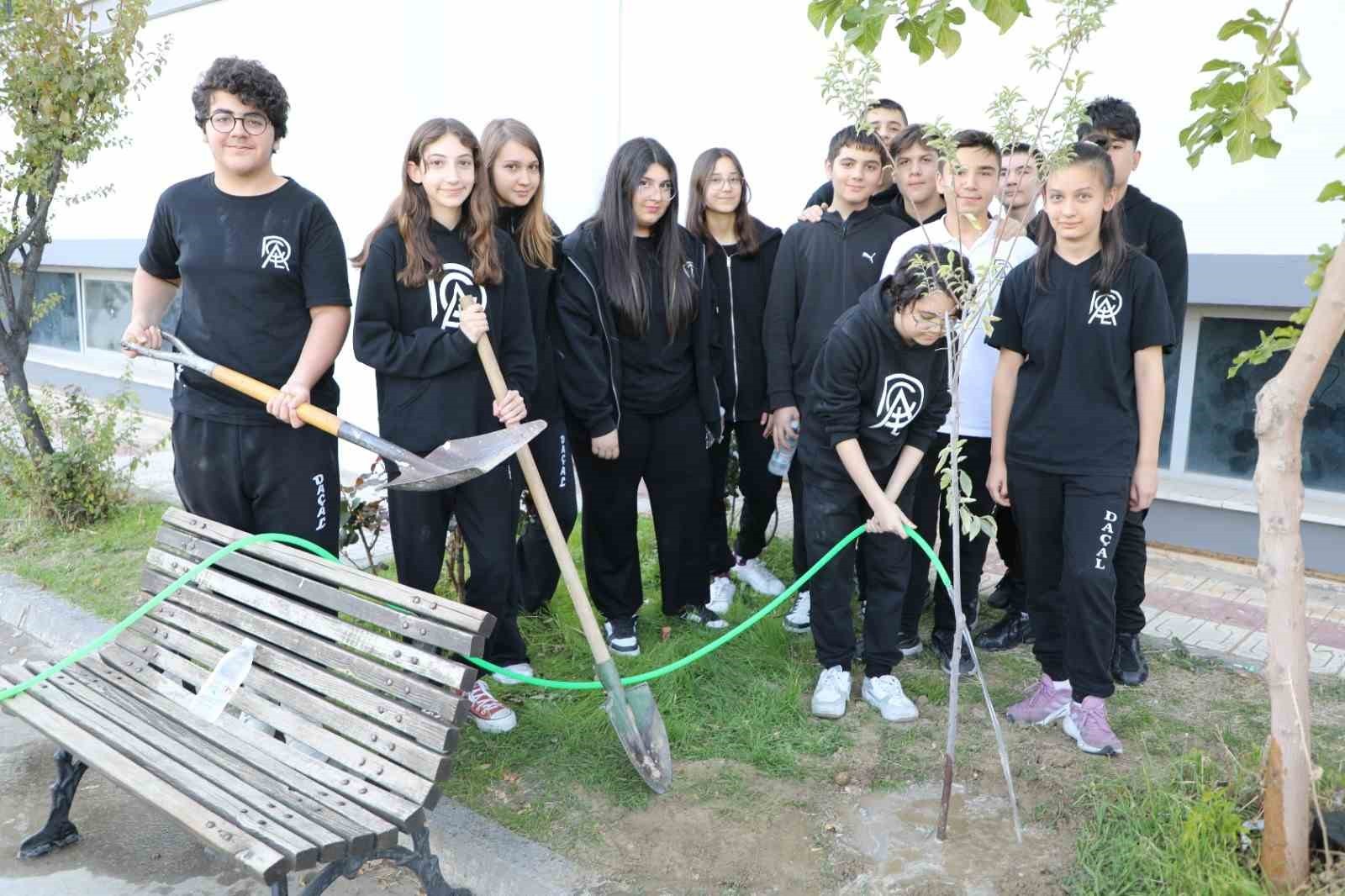 DENİZLİ DURMUŞ ALİ ÇOBAN ANADOLU LİSESİ ÖĞRENCİLERİ, İKLİM DEĞİŞİKLİĞİNE DİKKAT ÇEKMEK AMACIYLA...