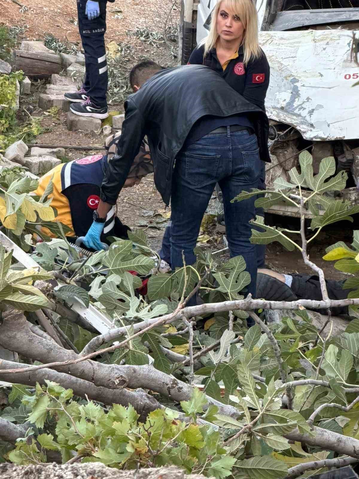 DENİZLİ’NİN BULDAN İLÇESİNDE MEYDANA GELEN TRAFİK KAZASINDA, KAMYONET KONTROLDEN ÇIKARAK BİR EVİN...