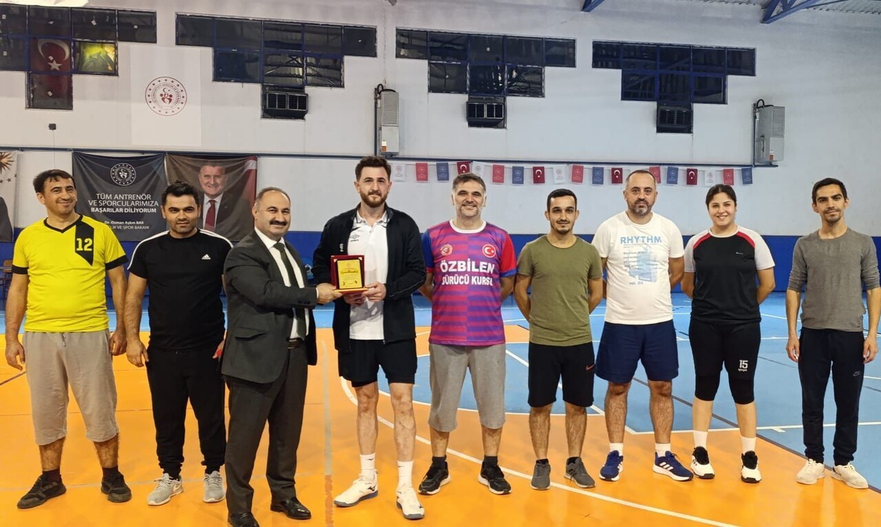 DENİZLİ’NİN BULDAN VE GÜNEY İLÇELERİNDE GÖREV YAPAN ÖĞRETMENLER, DÜZENLENEN HALI SAHA MAÇINDA...