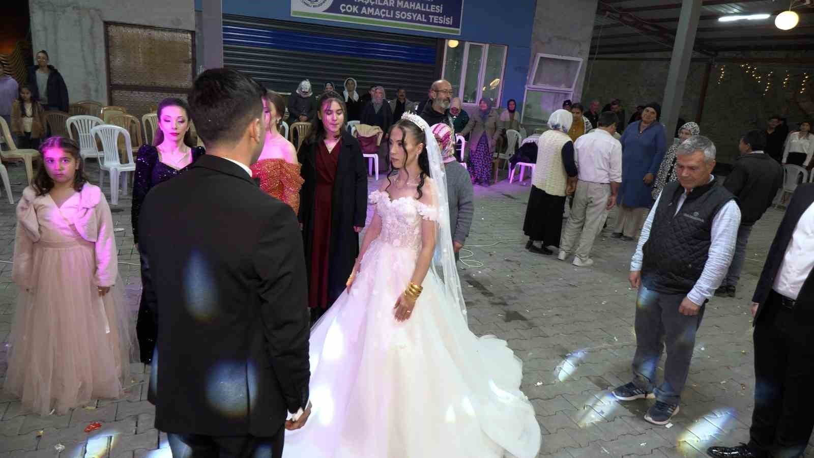 DENİZLİ’NİN ÇAMELİ İLÇESİNDE DÜĞÜNÜ YARIDA KESEN GELİN DAMAT VE VATANDAŞLAR, ATATÜRK ANISINA SAYGI...