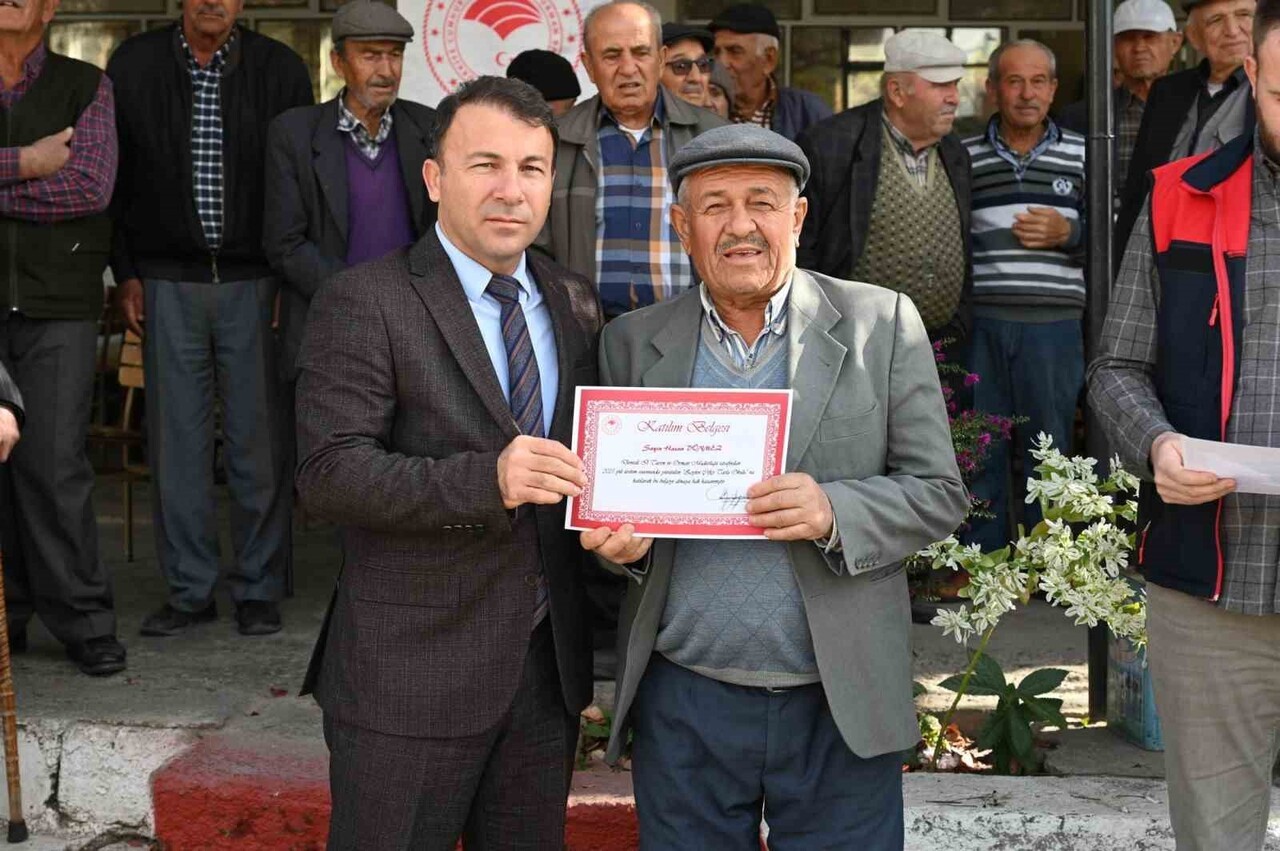 DENİZLİ’NİN TAVAS İLÇESİ SEKİ MAHALLESİ’NDE, ÜRETİM SEZONU BOYUNCA DEVAM EDEN ‘ZEYTİN ÇİFTÇİ TARLA...