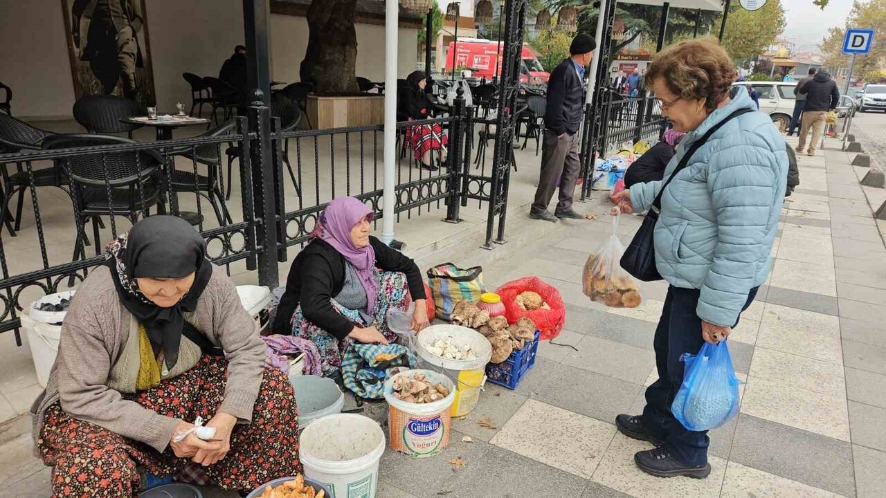DEPREM BÖLGESİ SINDIRGI'DA HAYAT DEVAM EDİYOR