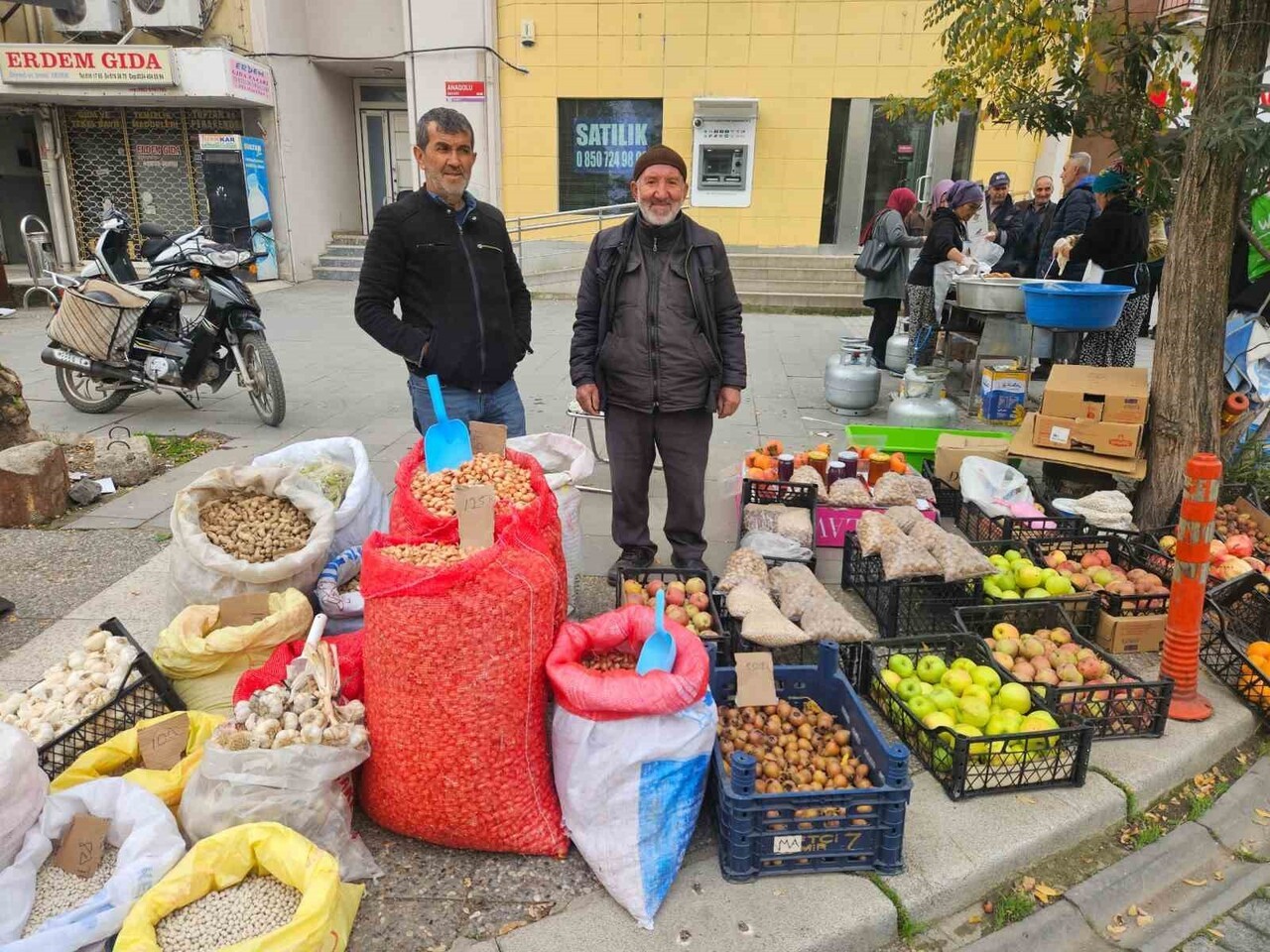 DEPREM BÖLGESİ SINDIRGI'DA HAYAT DEVAM EDİYOR
