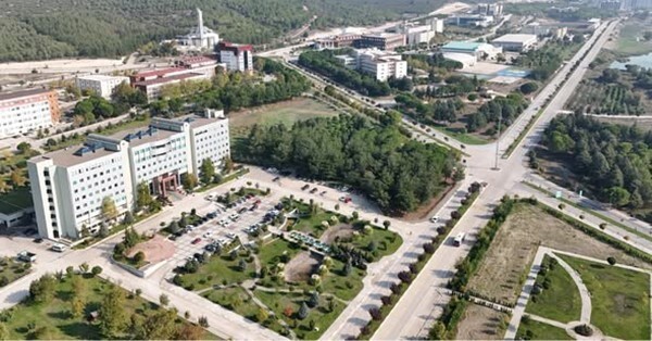 DEPREM MERKEZİNDEKİ SINDIRGI MYO ÖĞRENCİLERİ 'GÜVENLİ BARINMA VE EĞİTİM' ORTAMI İÇİN BALIKESİR'DE...