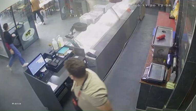 DEPREM SIRASINDA BİR İŞ YERİNDE ÇALIŞANLAR VE MÜŞTERİLERİN HEMEN AYAĞA KALKARAK DIŞARI ÇIKTIKLARI...