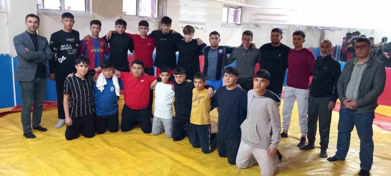 DEVELİ’DE LİSELERARASI AĞIRSIKLET BAŞ PEHLİVANLARI MÜSABAKALARI YAPILDI.