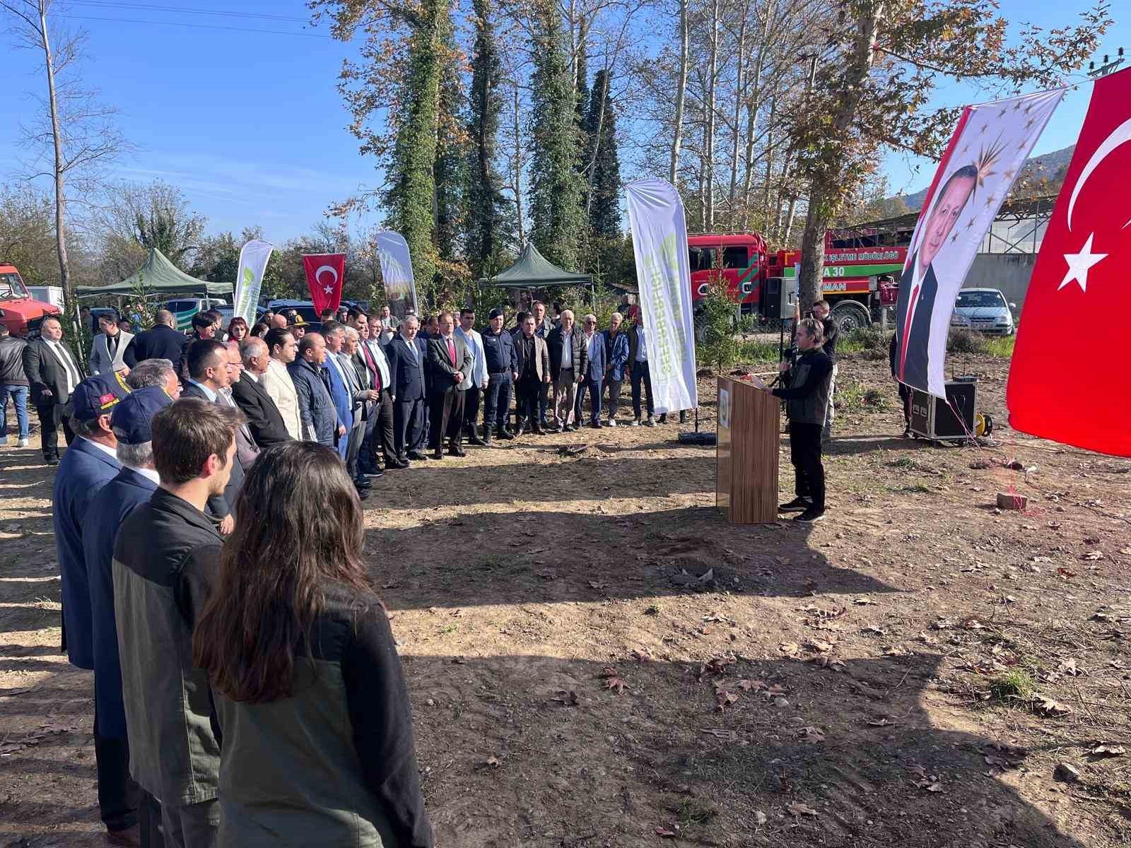 DEVREK'TE FİSDAN DİKİM ETKİNLİĞİNDE PROTOKOL VE VATANDAŞLAR BİR ARAYA GELDİ