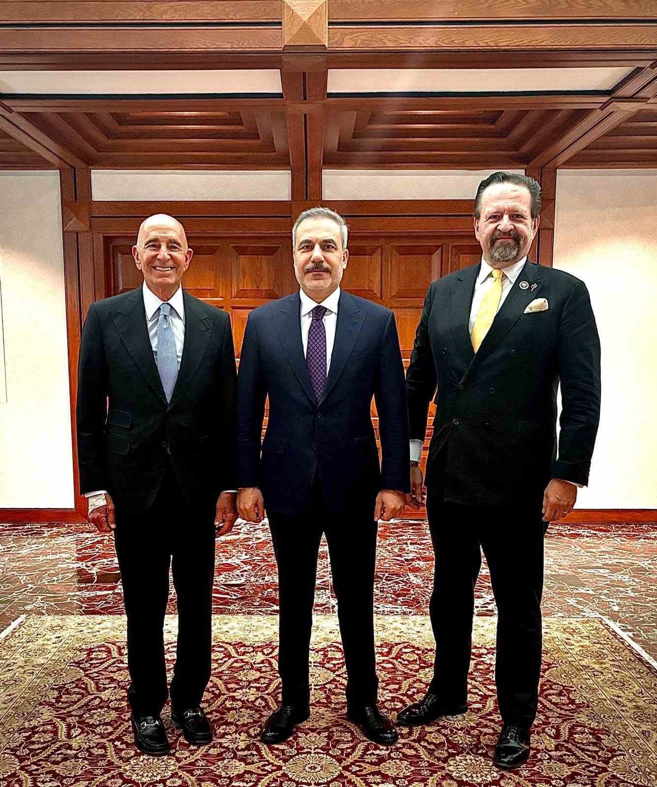 DIŞİŞLERİ BAKANI HAKAN FİDAN, ABD’NİN ANKARA BÜYÜKELÇİSİ TOM BARRACK VE ABD BAŞKANI DONALD...