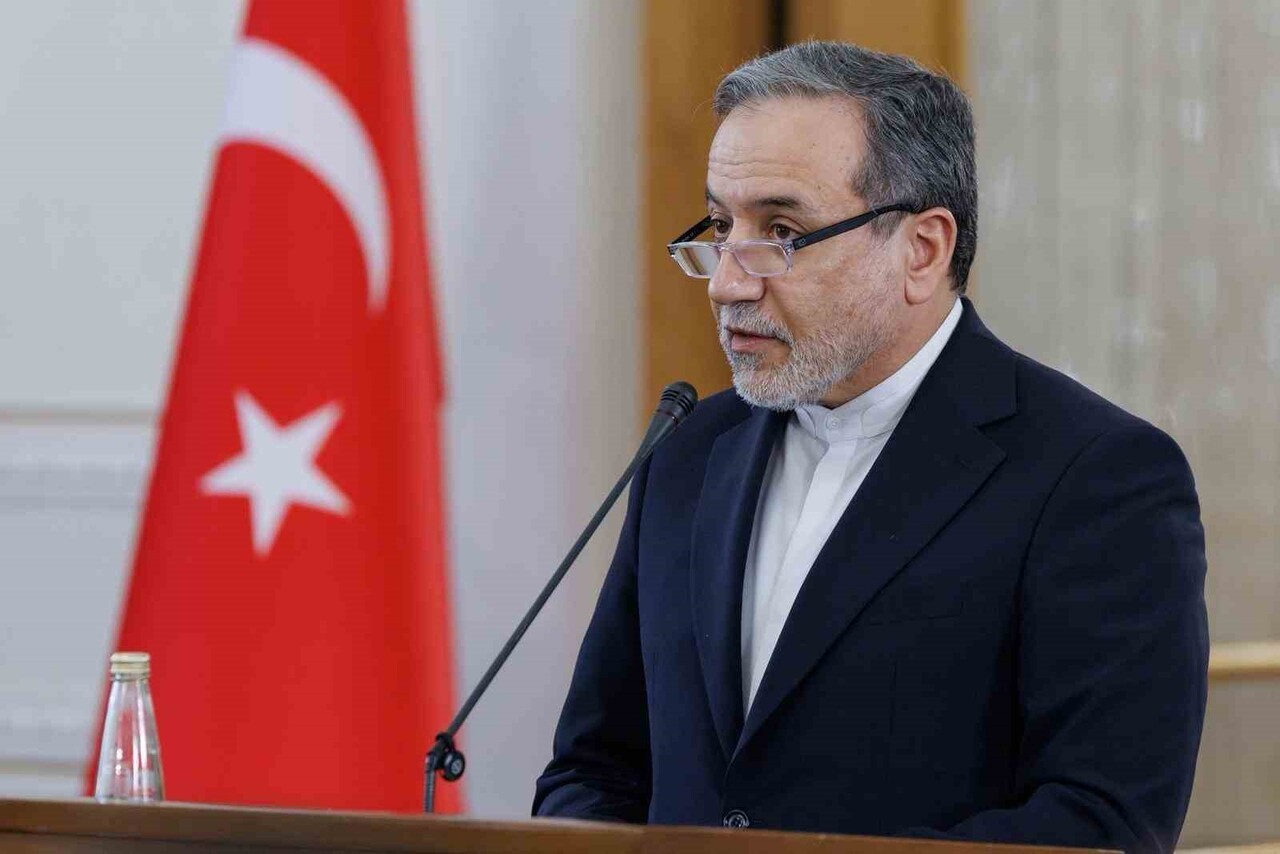 DIŞİŞLERİ BAKANI HAKAN FİDAN, RESMİ TEMASLARDA BULUNMAK ÜZERE GELDİĞİ TAHRAN’DA İRAN DIŞİŞLERİ...