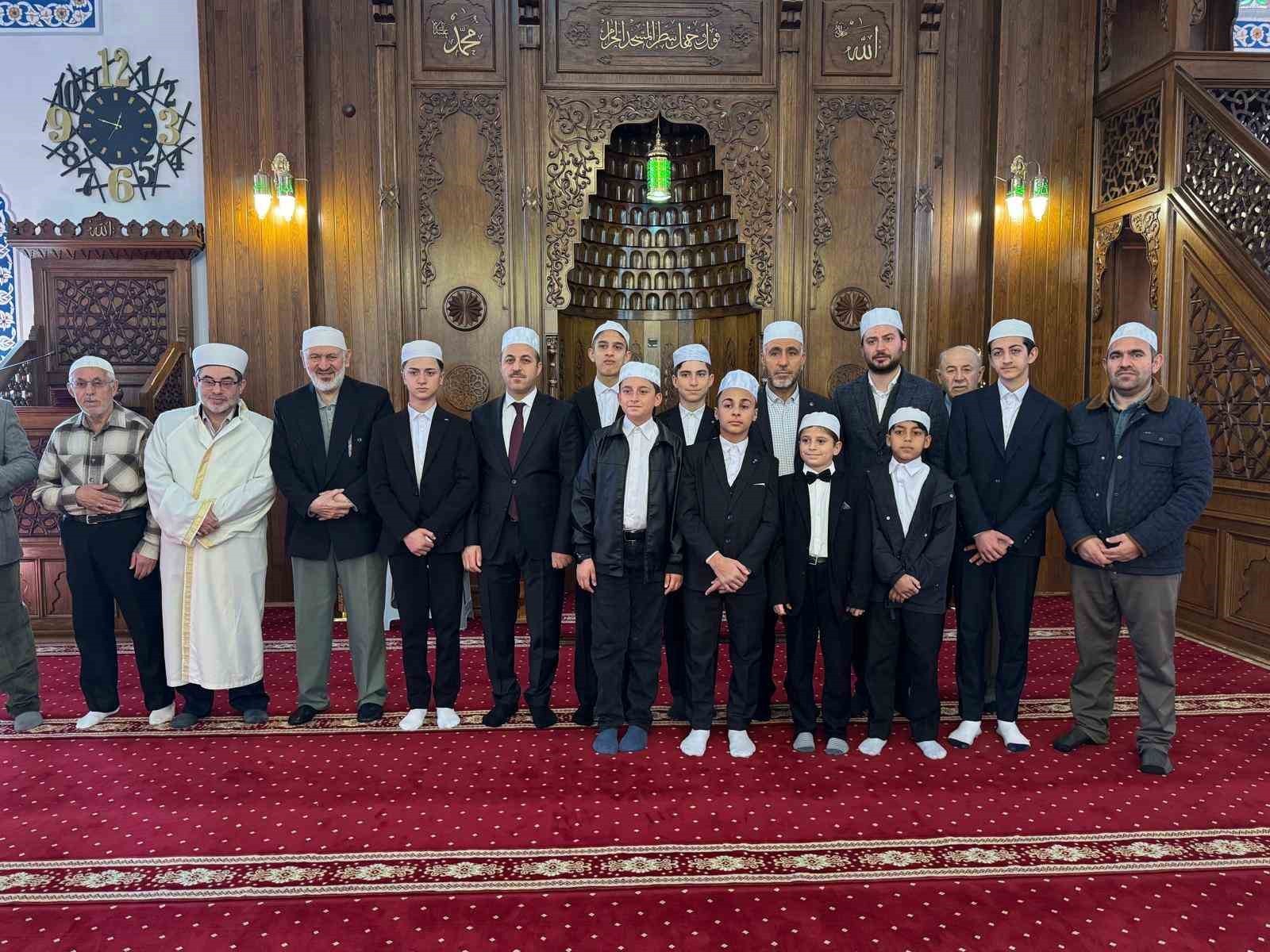 DİYANET İŞLERİ BAŞKANLIĞI TARAFINDAN DÜZENLENEN HAFIZLIK EĞİTİMİNİ BAŞARIYLA TAMAMLAYAN 8 ÖĞRENCİ...