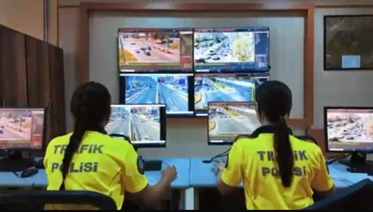 DİYARBAKIR'DA BAZI SÜRÜCÜLERİN TRAFİK KURALLARINI İHLAL ETTİĞİ ANLAR KAMERALARA YANSIDI....