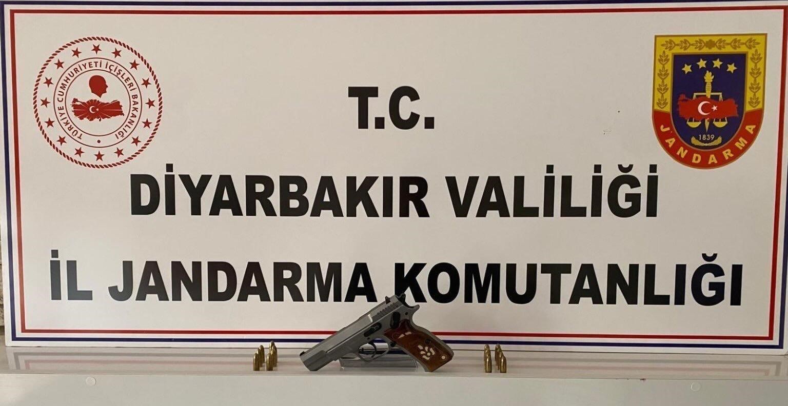 DİYARBAKIR'DA JANDARMA SUÇ ARAŞTIRMA TİMİNİN(JASAT) YAPTIĞI ÇALIŞMALAR SONUCUNDA TABANCALAR VE...