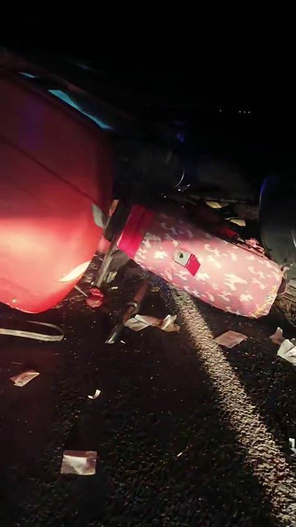 DİYARBAKIR'DA TRAKTÖR İLE HAFİF TİCARİ ARACIN ÇARPIŞTIĞI KAZADA 2 KİŞİ YARALANDI.