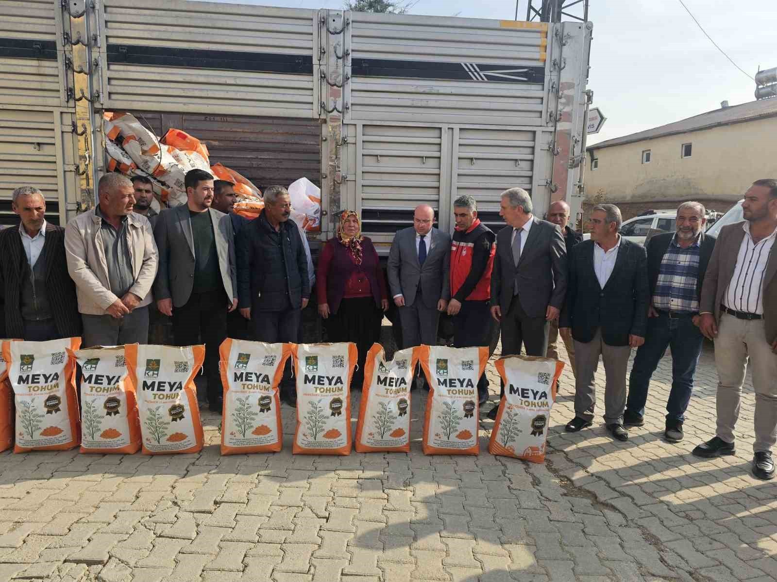 DİYARBAKIR'IN ÇERMİK VE ÇÜNGÜŞ İLÇELERİNDE 137 ÇİFTÇİYE TOPLAM 55 TON MERCİMEK TOHUMU...