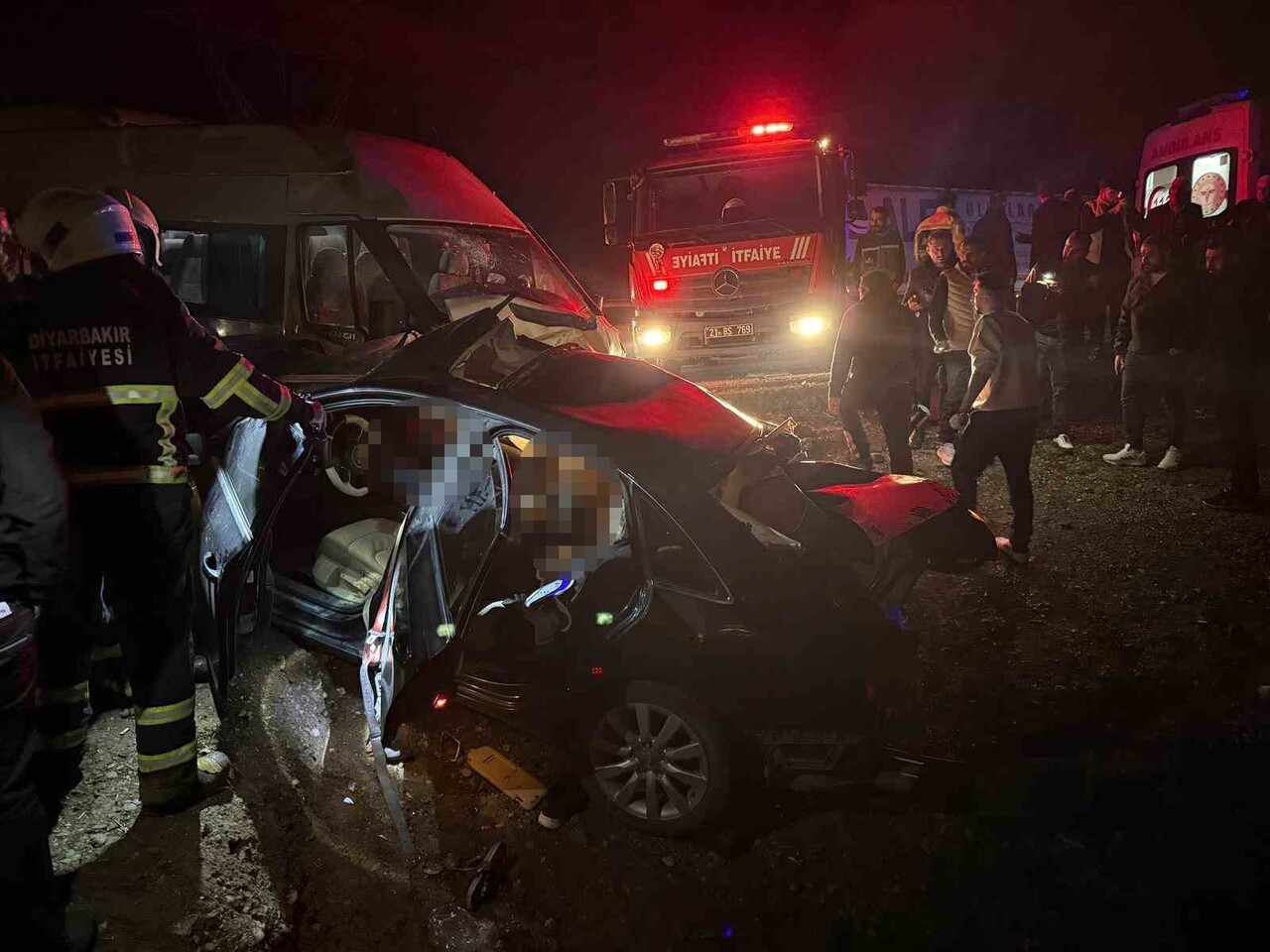 DİYARBAKIR'IN ÇINAR İLÇESİNDE 5 ARACIN KARIŞTIĞI ZİNCİRLEME TRAFİK KAZASINDA 4 KİŞİ HAYATINI...