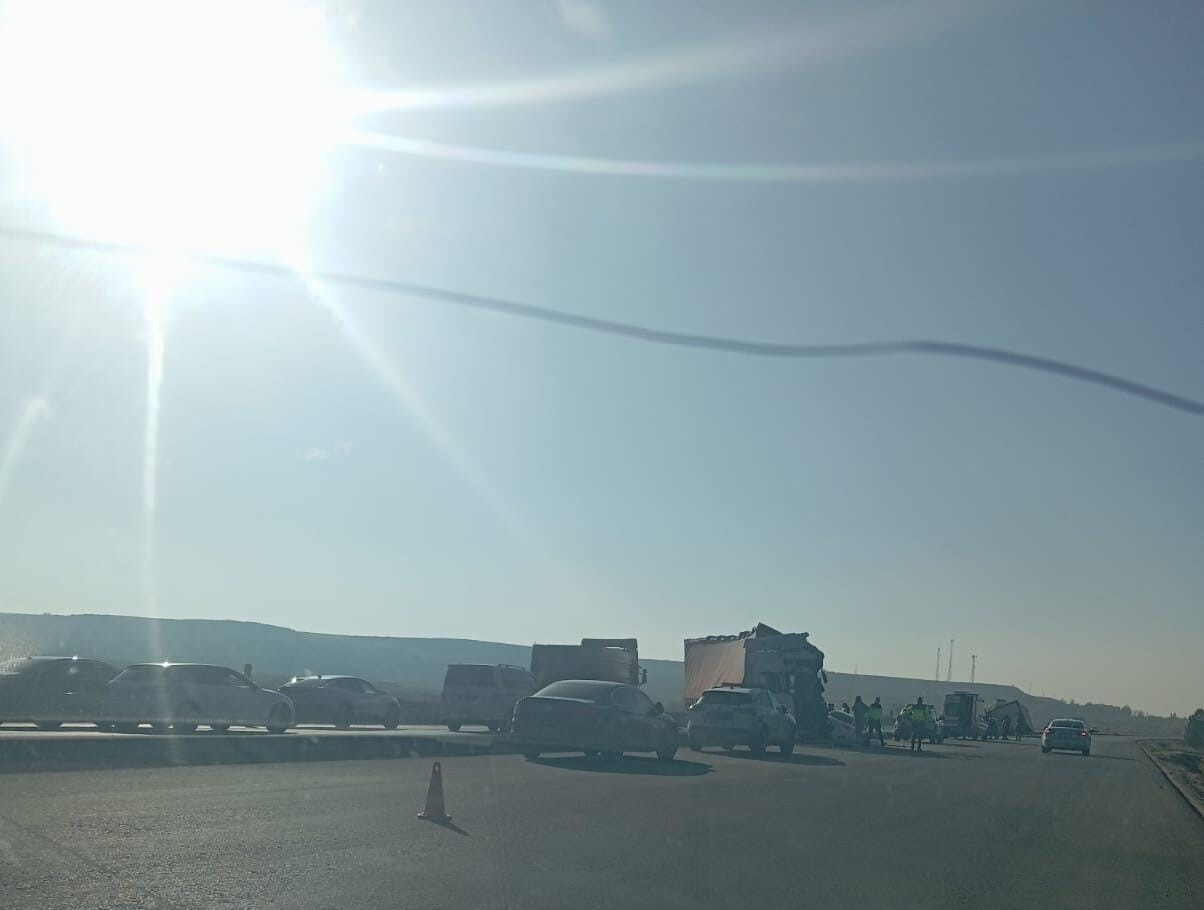 DİYARBAKIR'IN ÇINAR İLÇESİNDE İKİ TIR VE BİR OTOMOBİLİN KARIŞTIĞI ZİNCİRLEME TRAFİK KAZASINDA 3...