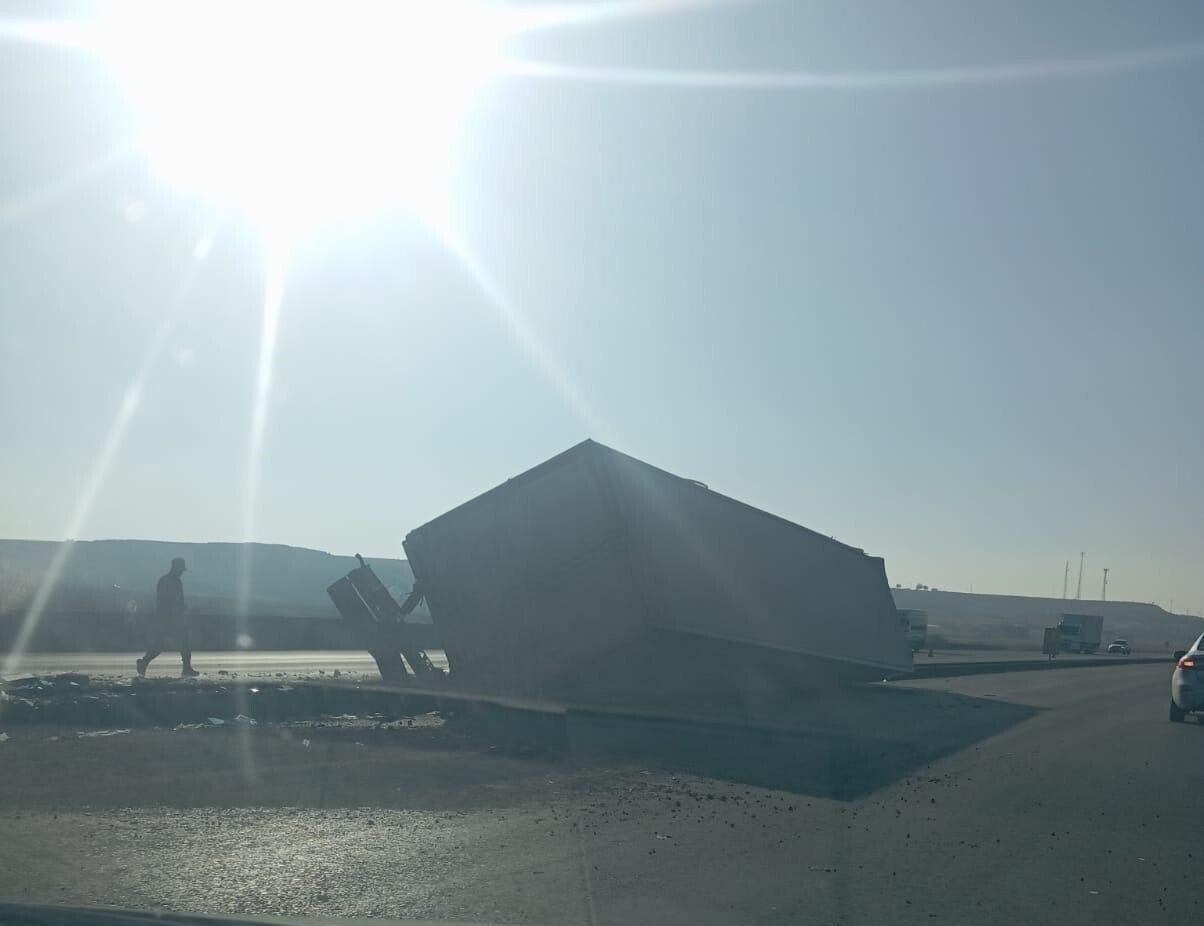 DİYARBAKIR'IN ÇINAR İLÇESİNDE İKİ TIR VE BİR OTOMOBİLİN KARIŞTIĞI ZİNCİRLEME TRAFİK KAZASINDA 3...