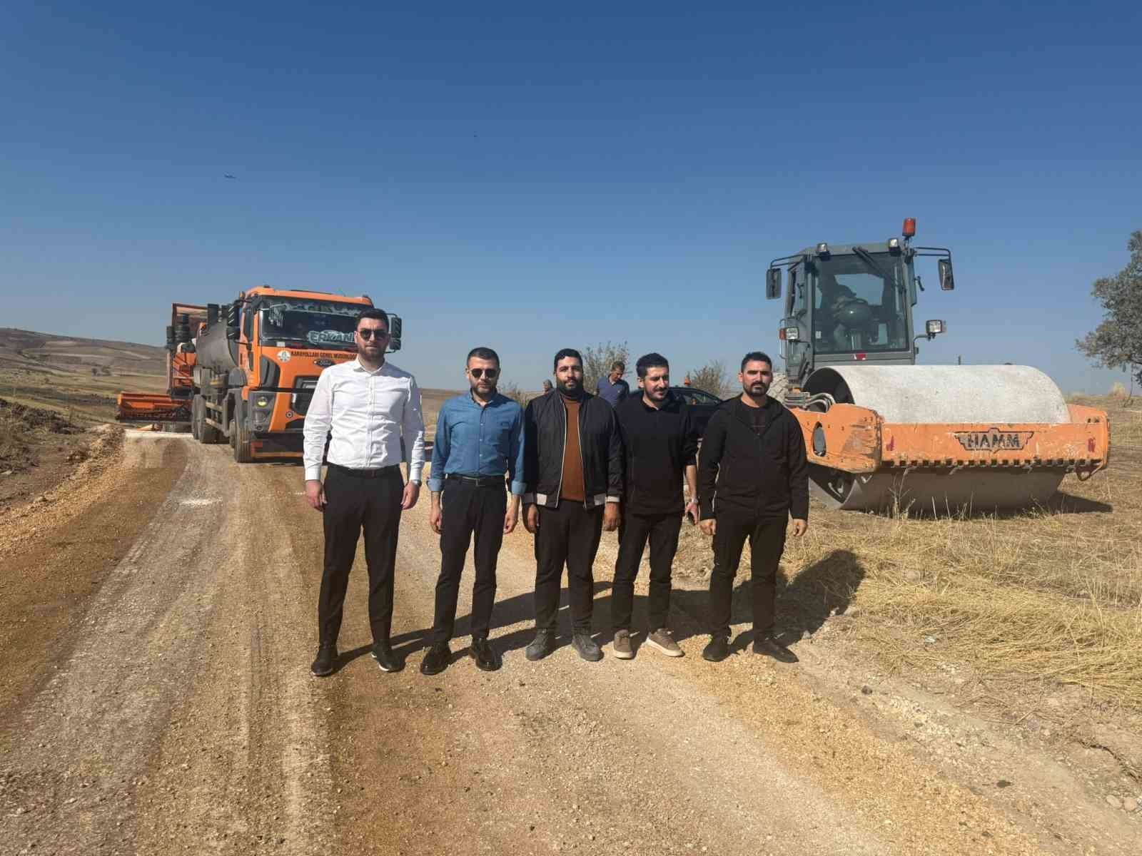 DİYARBAKIR'IN EĞİL İLÇESİNDEKİ YATIR MAHALLESİ'NDE YOL ASFALTLAMA ÇALIŞMALARININ TAMAMLANMASIYLA...