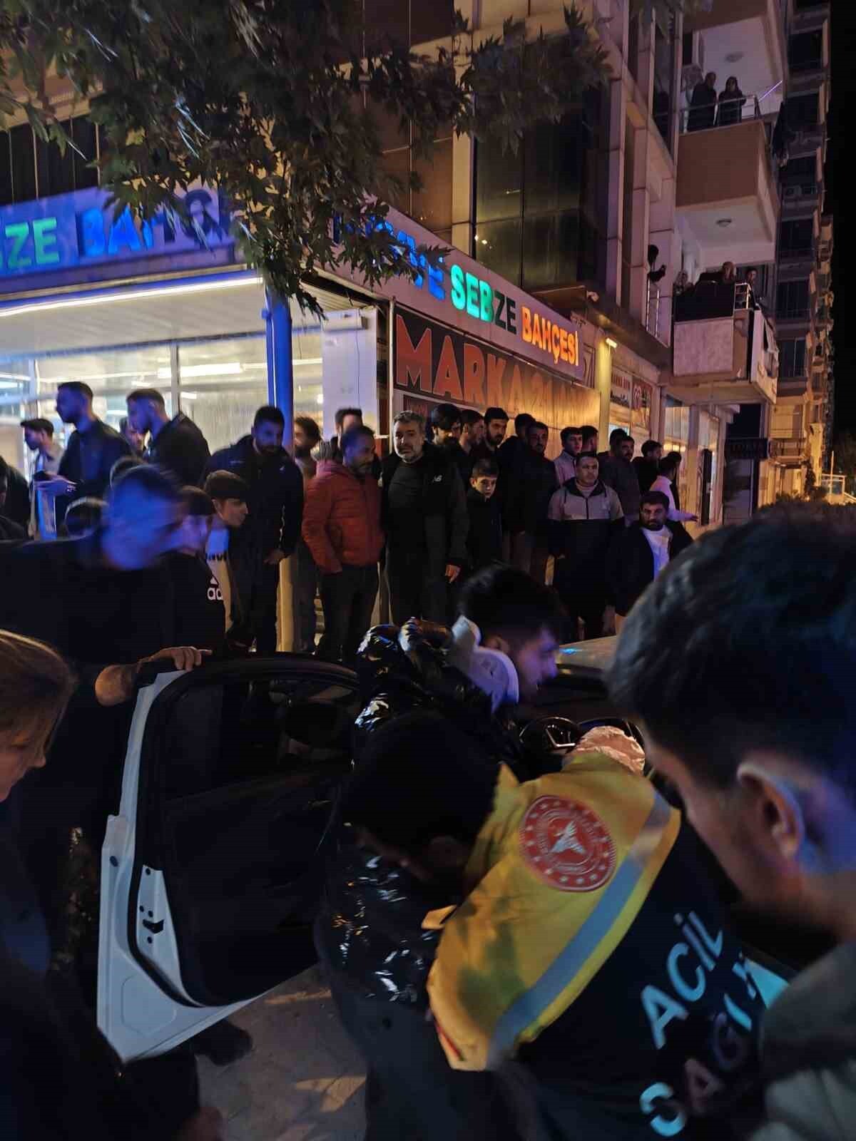 DİYARBAKIR'IN ERGANİ İLÇESİNDE SÜRÜCÜSÜNÜN DİREKSİYON HAKİMİYETİNİ KAYBETTİĞİ OTOMOBİLİN İŞ YERİ...