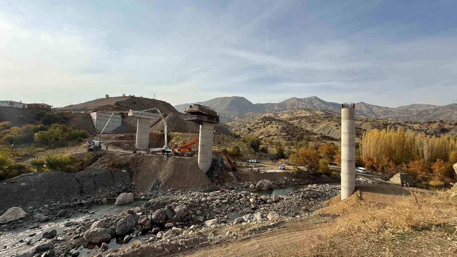 DİYARBAKIR'IN KULP İLÇESİNDE İNŞASI SÜREN VİYADÜKTE İSKELENİN ÇÖKMESİ SONUCU 4 İŞÇİNİN ÖLDÜĞÜ, 1...