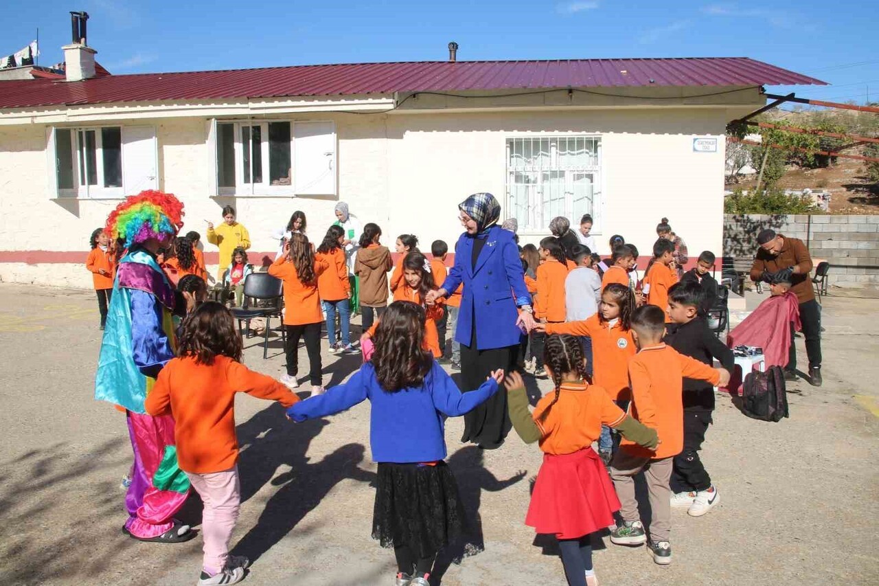 DİYARBAKIR'IN SİLVAN İLÇESİNDE ÇOCUKLARIN SAÇ BAKIMLARI VE KİŞİSEL İHTİYAÇLARI...