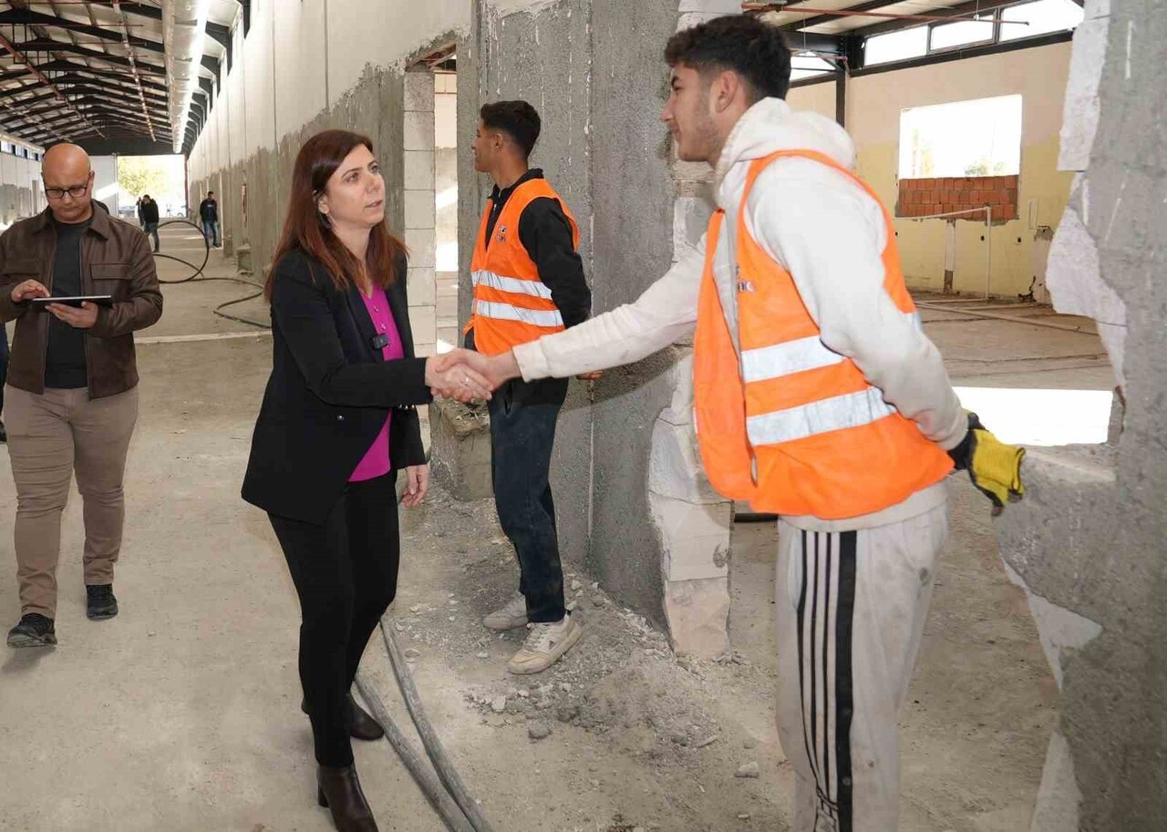 DİYARBAKIR BÜYÜKŞEHİR BELEDİYE BAŞKANI SERRA BUCAK, HALK EKMEK FABRİKASINDA YÜRÜTÜLEN ÇALIŞMALARI...