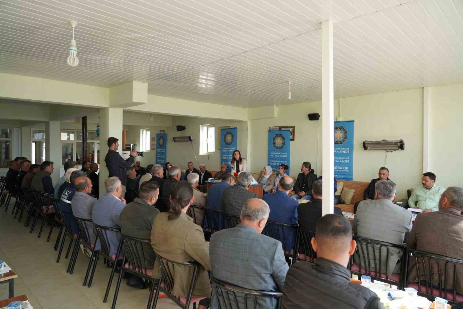 DİYARBAKIR BÜYÜKŞEHİR BELEDİYESİ BAŞKANI SERRA BUCAK, HAZRO’DA MUHTARLA BİR ARAYA GELEREK...