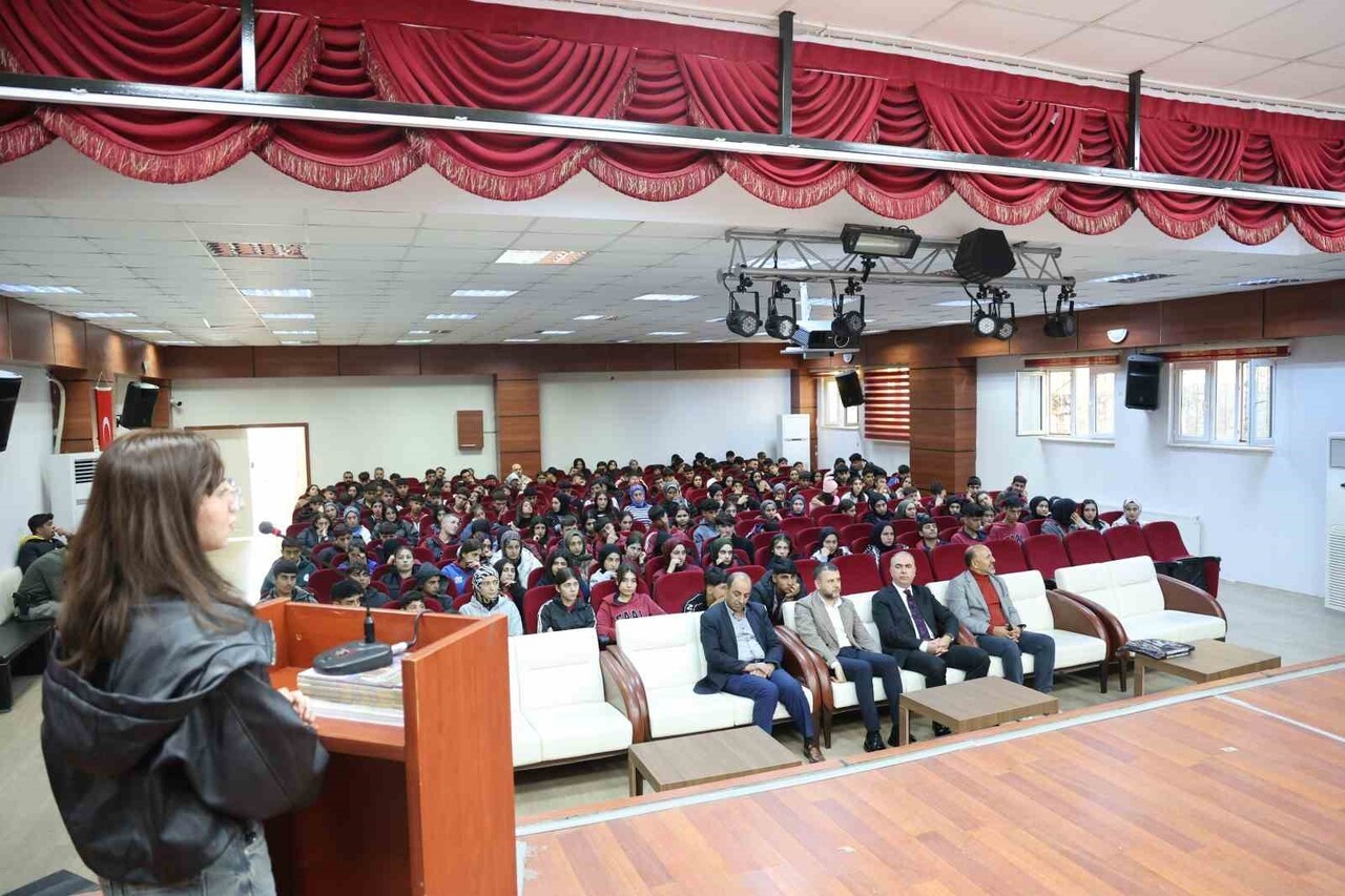 DİYARBAKIR’DA, EĞİL BELEDİYESİNCE 11 VE 12. SINIF ÖĞRENCİLERİNE KONFERANS DÜZENLENDİ.