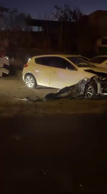 DİYARBAKIR’DA EHLİYETSİZ SÜRÜCÜ, PARK HALİNDEKİ 2 ARACA ÇARPTI. KAZADA 1 KİŞİ...