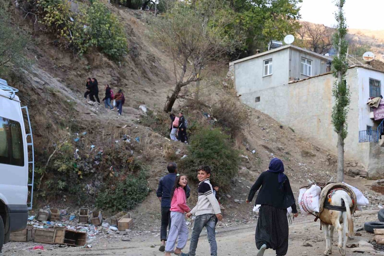 DİYARBAKIR’IN ÇÜNGÜŞ İLÇESİ KIRSAL ATALAR MAHALLESİ SAKİNLERİ, ALDIKLARI EŞYALAR ARAÇLARLA MEYDANA...