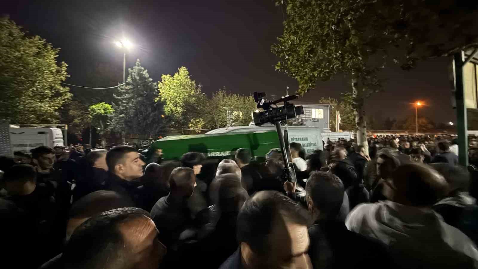 DİYARBAKIR’IN KULP İLÇESİNDE VİYADÜK İNŞAATINDA İSKELENİN ÇÖKMESİ SONUCU HAYATINI KAYBEDEN 4 KİŞİ...