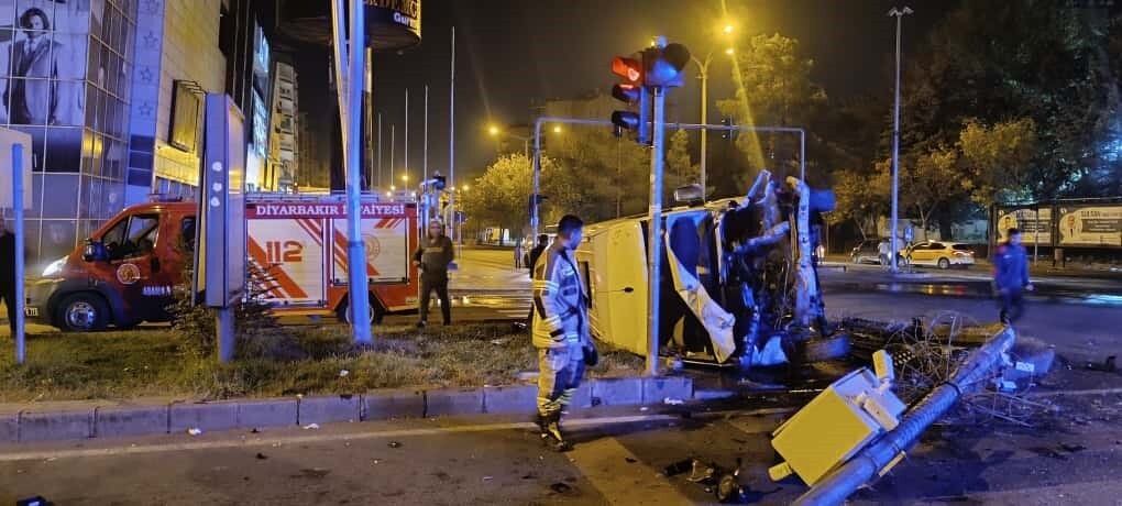 DİYARBAKIR’IN MERKEZ BAĞLAR İLÇESİNDE MİNİBÜSÜN DEVRİLMESİ SONUCU 4 KİŞİ YARALANDI.