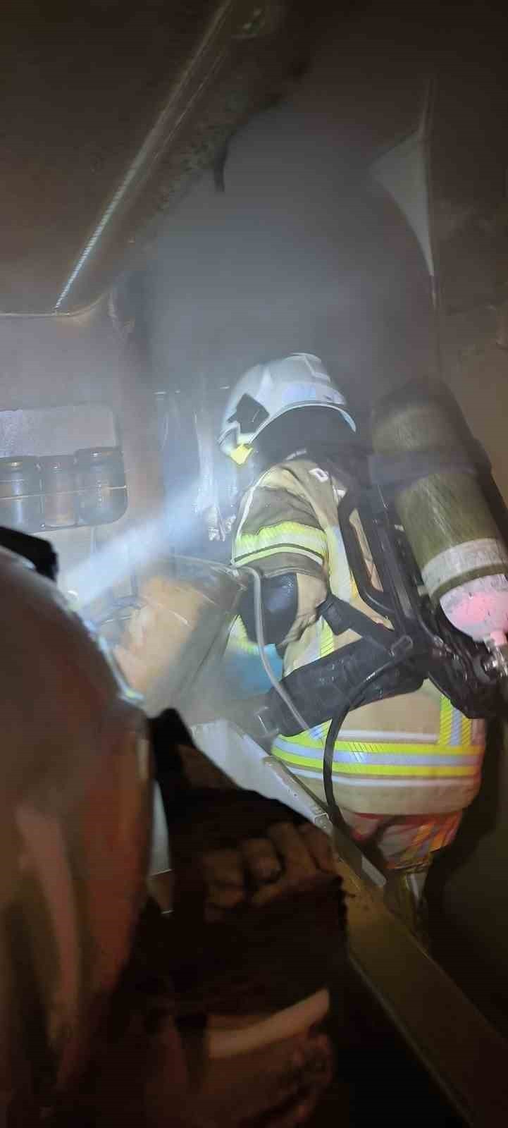 DİYARBAKIR’IN MERKEZ YENİŞEHİR İLÇESİNDE BİR KARAVANDA ÇIKAN YANGINA İTFAİYE ERLERİNİN MÜDAHALESİ...