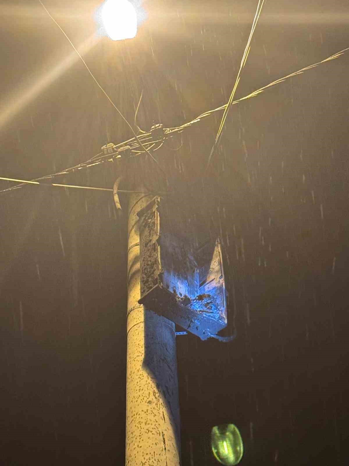 DİYARBAKIR’IN SİLVAN İLÇESİNDE, OLUMSUZ HAVA KOŞULLARI NEDENİ İLE DİREK ÜSTÜ OTOMASYON PANOSU...