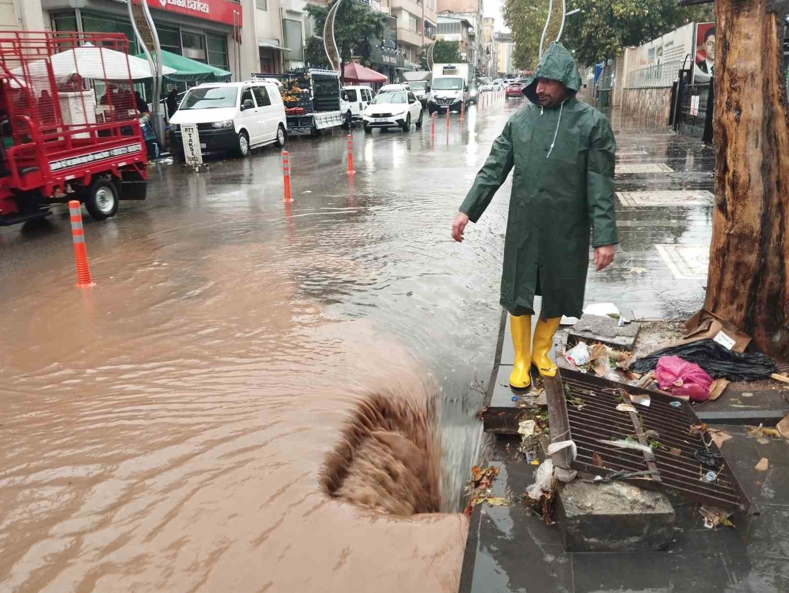 DİYARBAKIR’IN SİLVAN İLÇESİNDE YAĞIŞLA BİRLİKTE YOLLAR GÖLE DÖNDÜ.