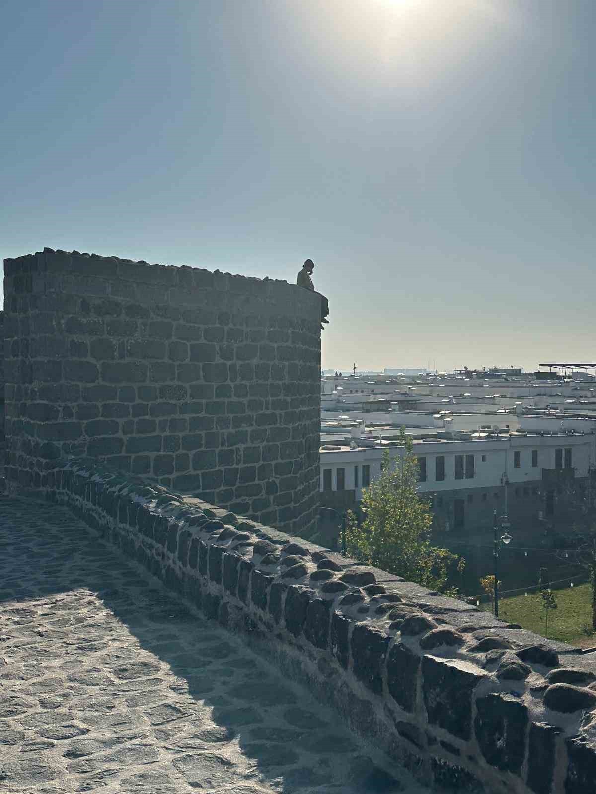 DİYARBAKIR’IN SUR İLÇESİ İÇKALE SURLARIN ÜSTÜNE ÇIKIP İNTİHAR GİRİŞİMİNDE BULUNAN BİR KADIN...