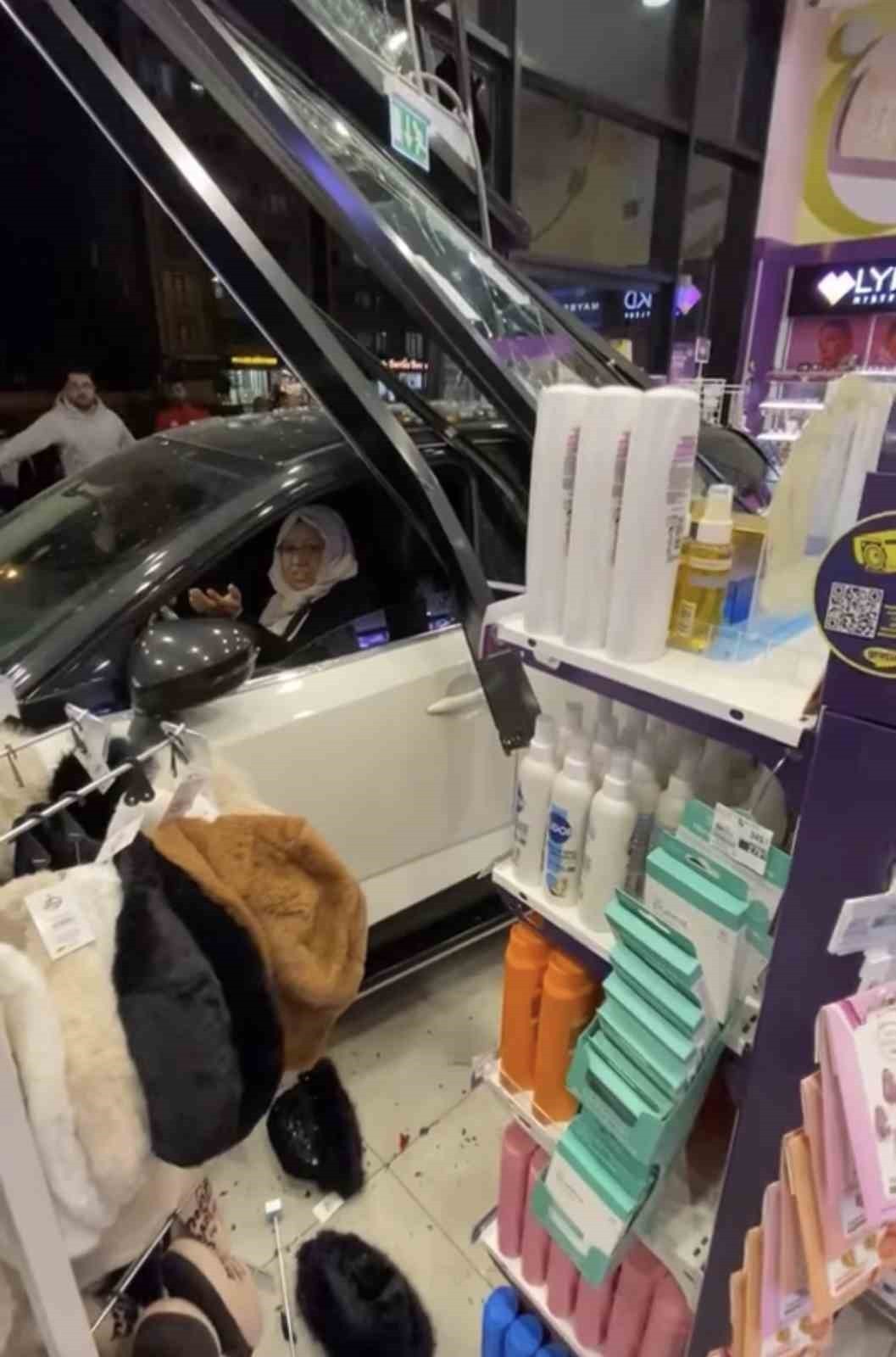 DİYARBAKIR KAYAPINAR İLÇESİNDE DİREKSİYON HAKİMİYETİNİ KAYBEDEN KADIN SÜRÜCÜ GRATİS’E...