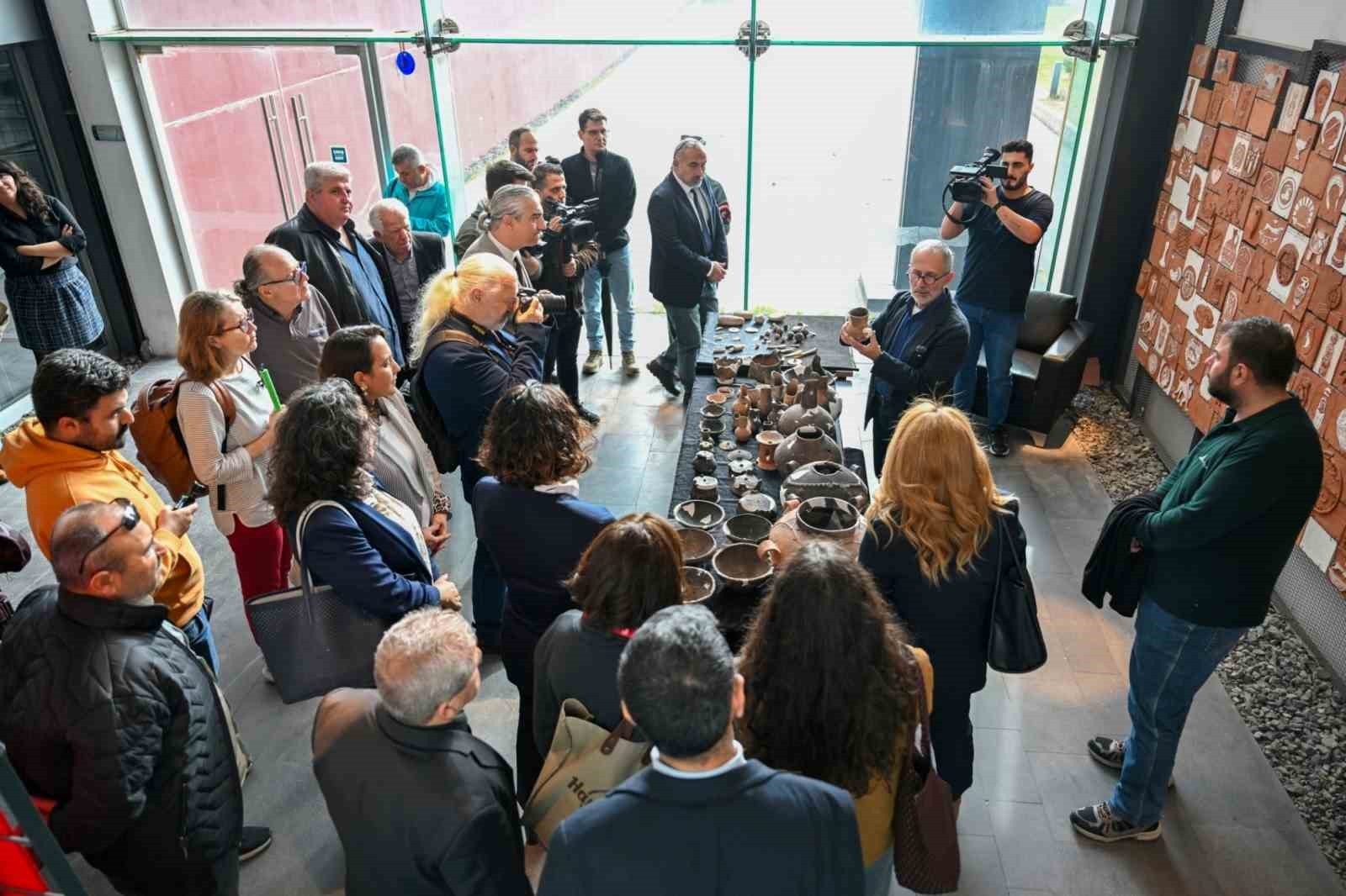 DOÇ. DR. ZAFER DERİN, YEŞİLOVA HÖYÜĞÜ ZİYARET MERKEZİ’NDE 2025 YILI KAZI BULUNTULARINI...